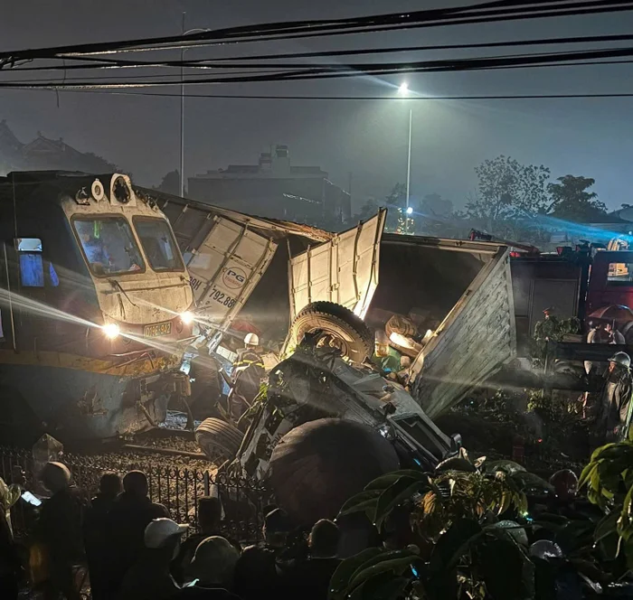 Ảnh hiện trường vụ tàu SE3 va chạm ô tô tải tại Ngọc Hồi