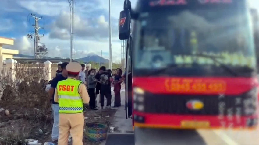 CSGT kiểm tra xe khách chở vượt số người qui định