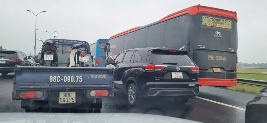 Các phương tiện di chuyển trên cao tốc Bắc-Nam hướng ra Hà Nội chiều 22-2-2026