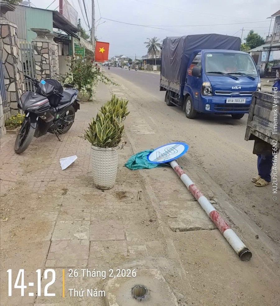 Công ty BOT 36.71 tháo dỡ biển báo về hạn chế tốc độ trên quốc lộ 19 (Km 26+200) đoạn qua địa bàn phường An Nhơn Nam