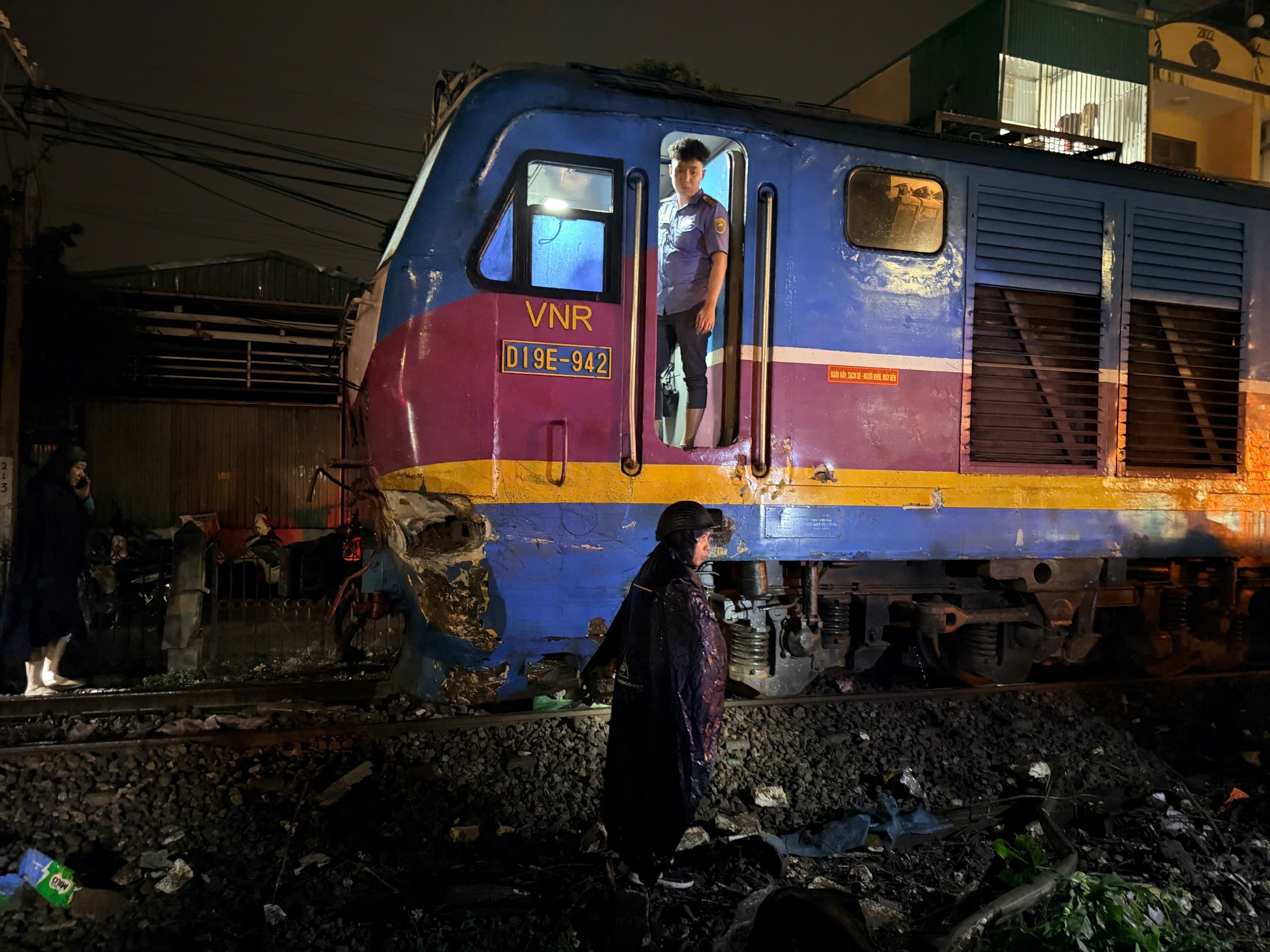 Đầu tàu hỏa bị biến dạng.