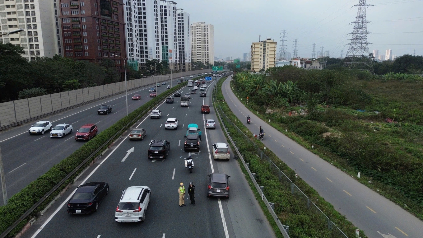 Dòng ôtô vào Hà Nội trên cao tốc Pháp Vân – Cầu Giẽ chiều 21:2