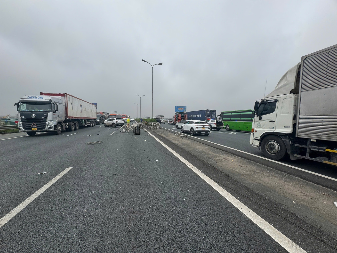 Hiện trường cả 4 phương tiện hư hỏng