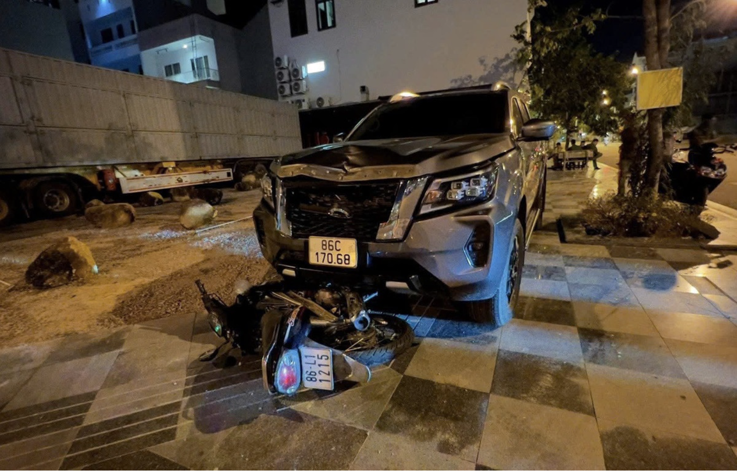 Hiện trường chiếc xe máy nằm trước đầu ô tô bán tải sau khi bị kéo lê gần 1km