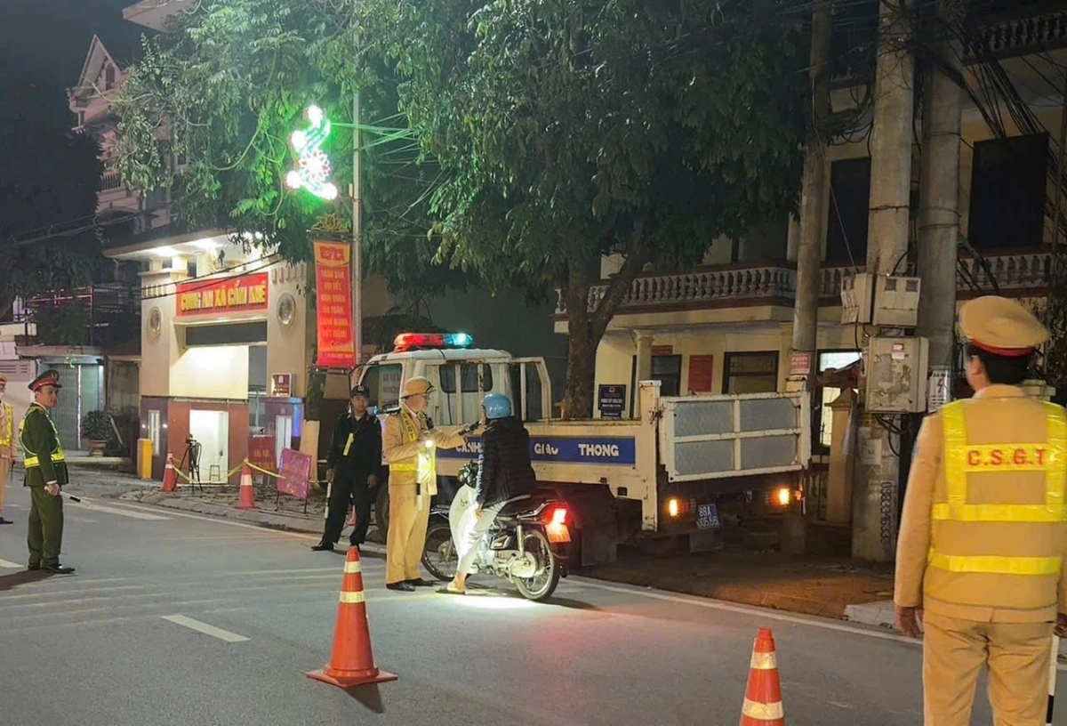 Lực lượng CSGT tập trung kiểm tra, phát hiện và xử lý nghiêm các trường hợp vi phạm nồng độ cồn trong dịp Tết Nguyên đán, phòng ngừa tai nạn giao thông