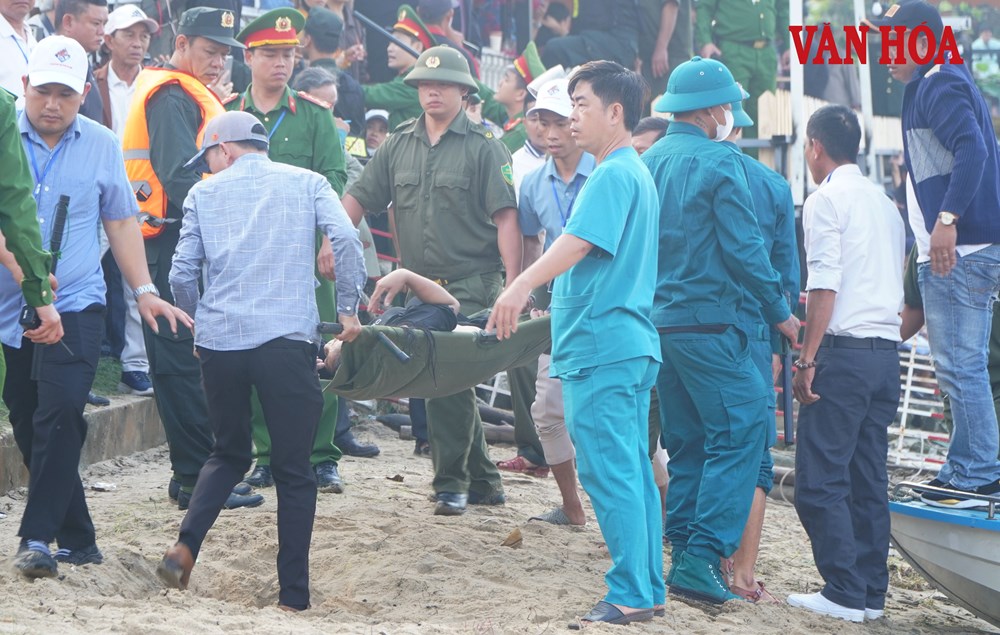 Lực lượng cứu hộ nạn nhân trong vụ lật thuyền trên phá Tam Giang vào bờ