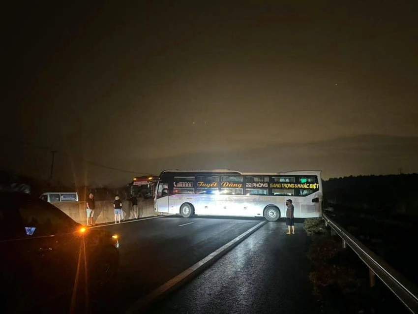 Một xe khách khác cũng gặp nạn tương tự