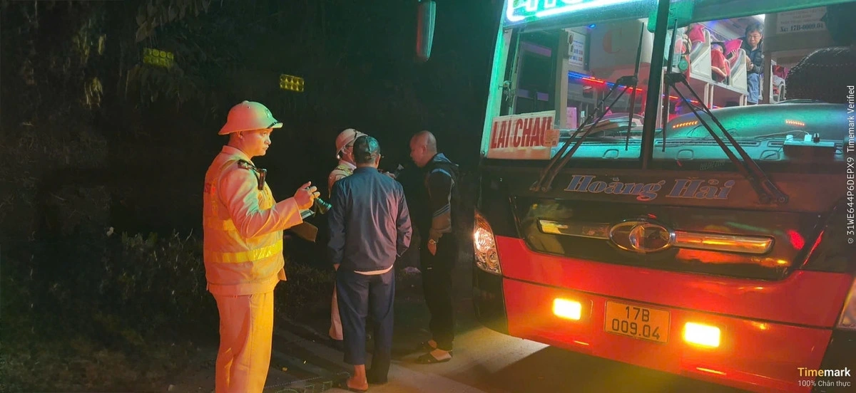 Một xe khách vi phạm bị CSGT Phú Thọ xử lý