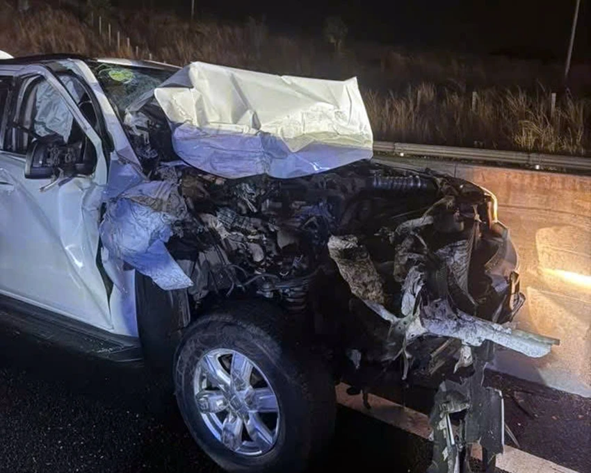 Ô tô bị nát phần đầu