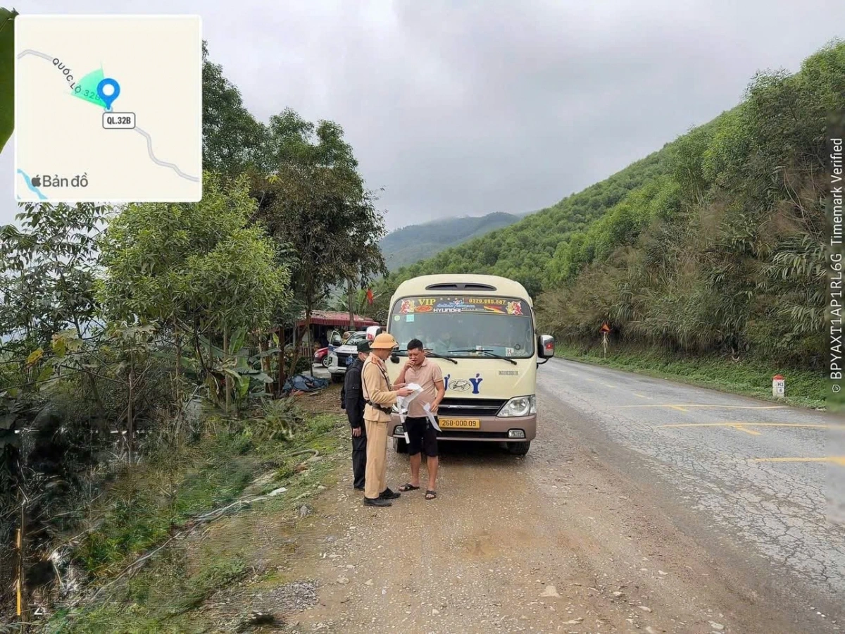 Trong một ngày, lực lượng CSGT Phú Thọ xử lý 12 xe khách chở quá số người, phạt hơn 272 triệu đồng, tước phù hiệu và trừ điểm GPLX nhiều trường hợp