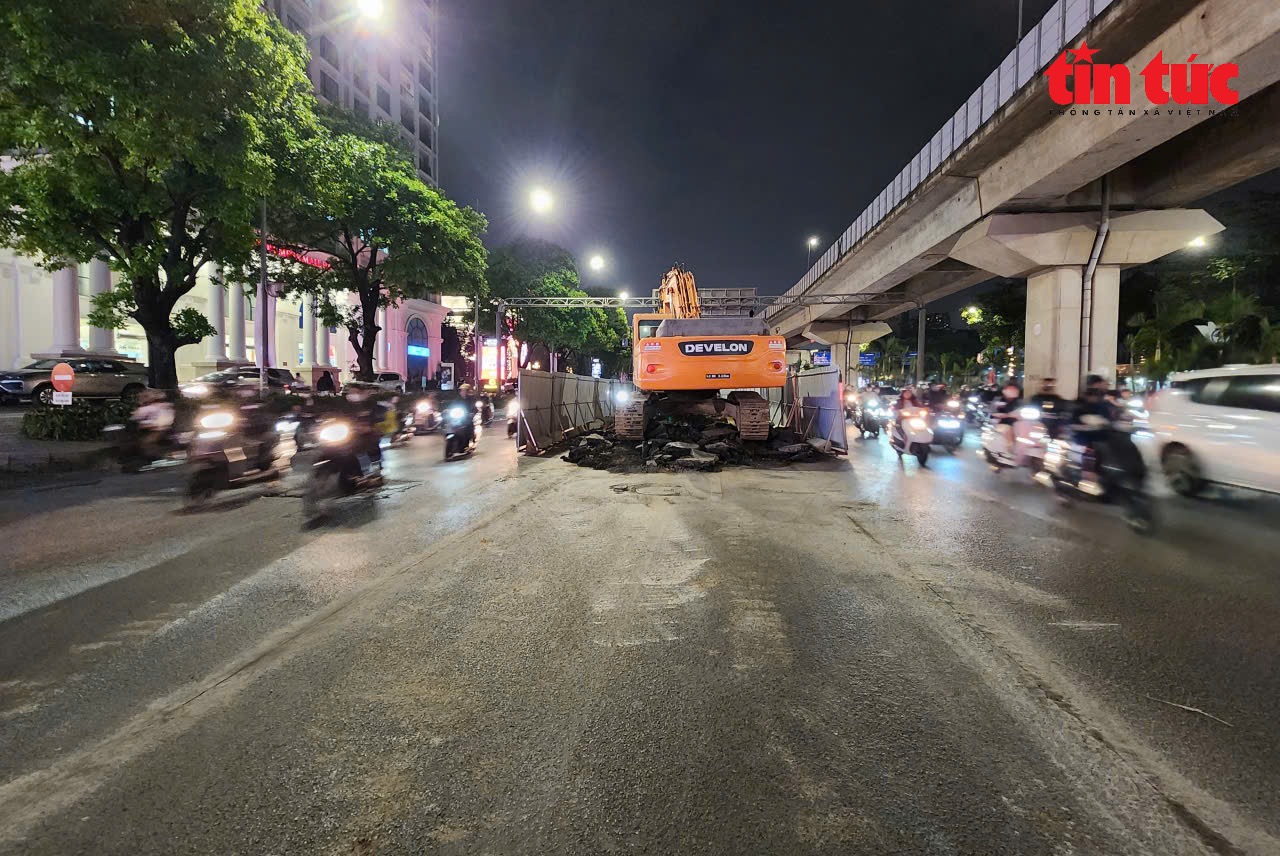 Lô cốt nằm giữa đường Nguyễn Trãi để phục vụ xây dựng công trình chống ngập