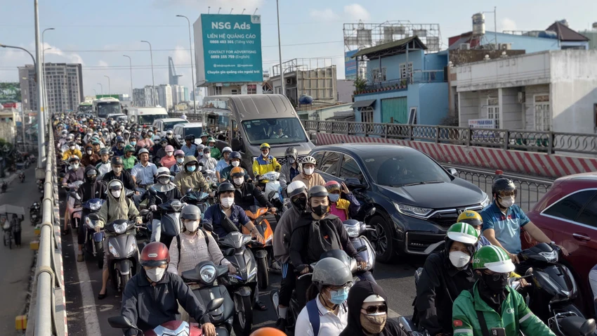 Ảnh hưởng từ tai nạn khiến giao thông qua khu vực kẹt cứng. Ảnh- H.TÂM
