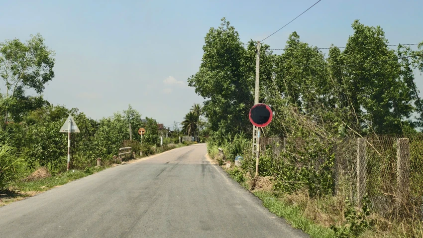 Biển cấm tải trọng trên đường ĐH 21 bị bôi đen