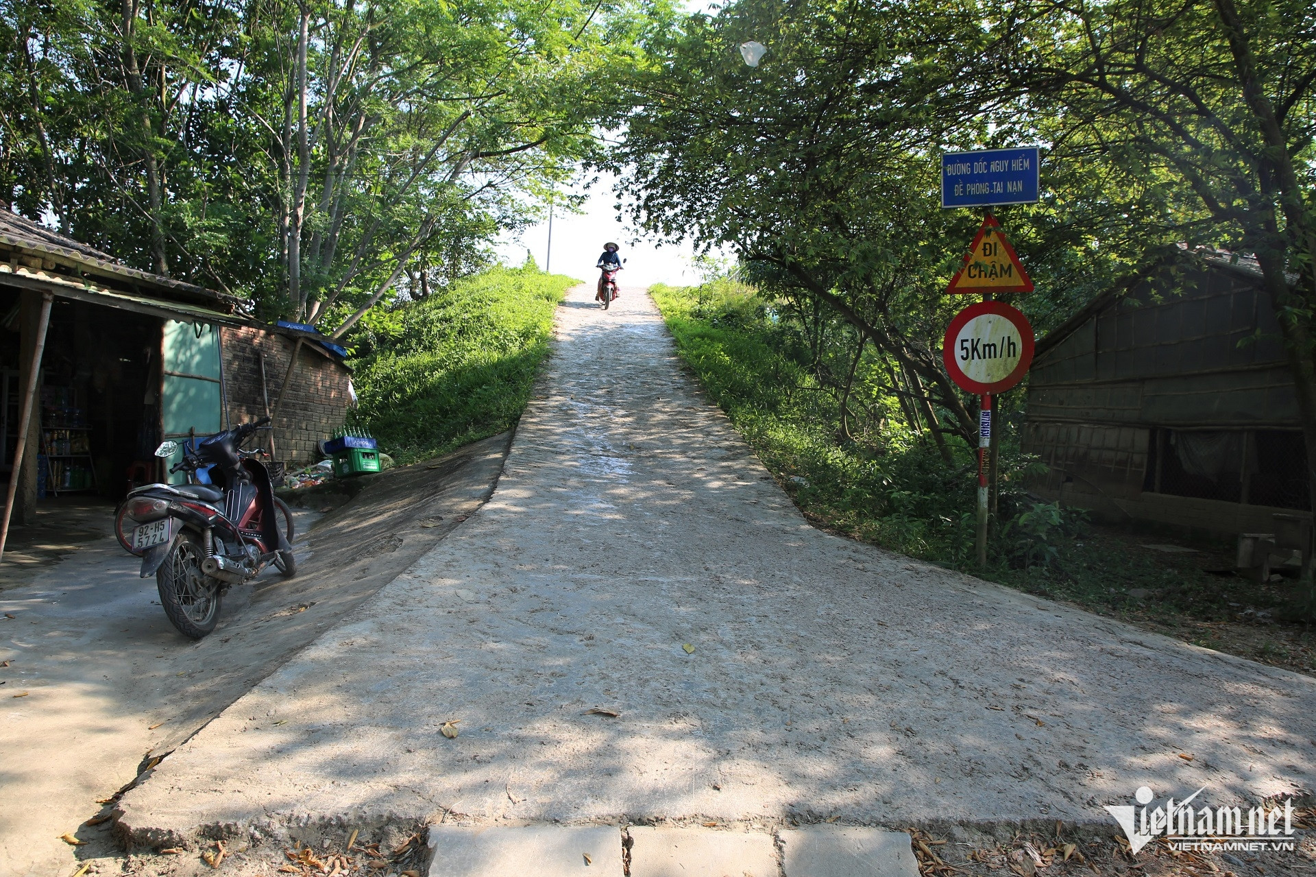 Biển cảnh báo “đường dốc nguy hiểm”, “đi chậm” được đặt 2 bên đầu cầu