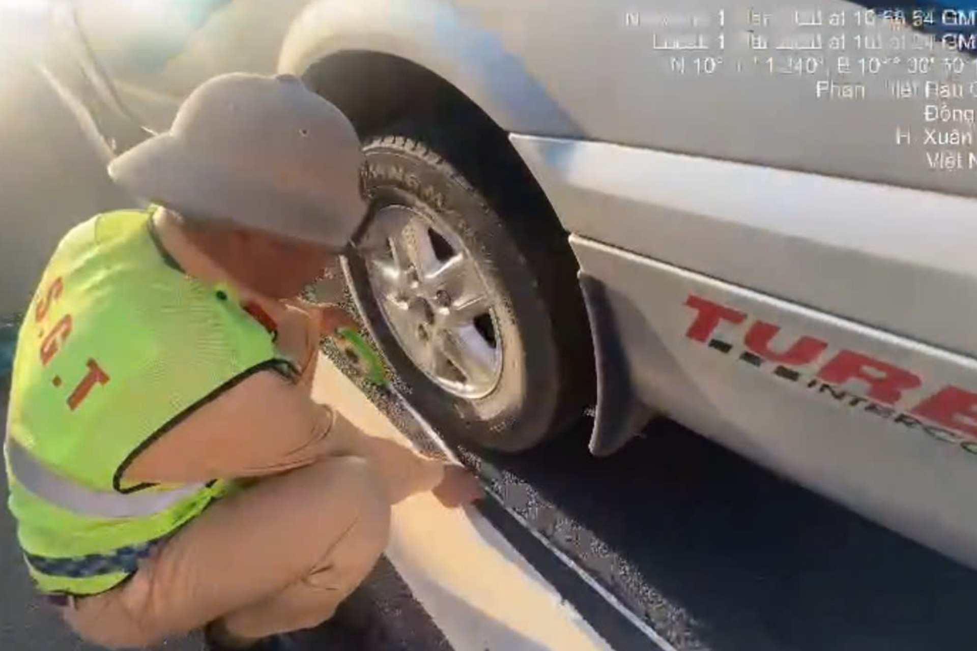 CSGT đo khoảng cách từ điểm đặt cảnh báo đến phương tiện