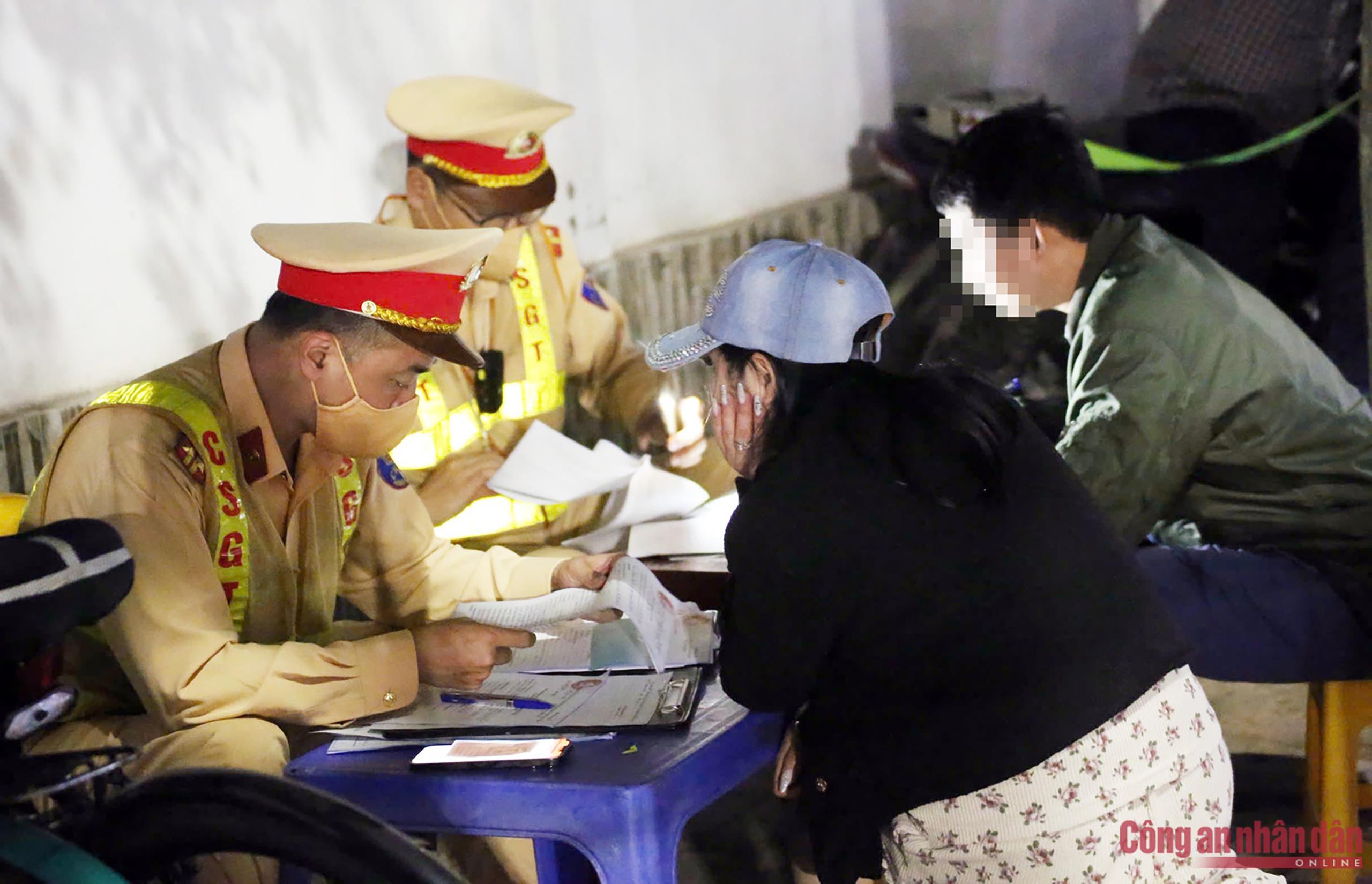 CSGT lập biên bản xử phạt người vi phạm.