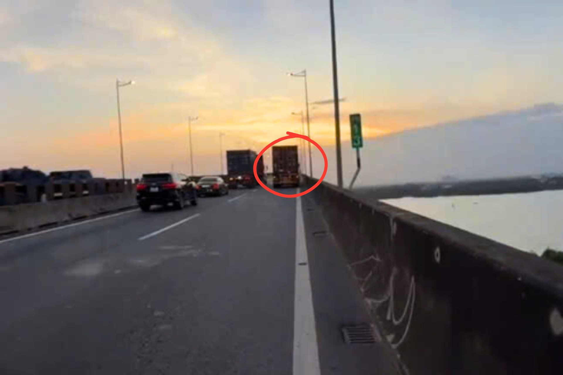 CSGT phát hiện trường hợp xe container dừng trên cao tốc không đặt biển cảnh báo