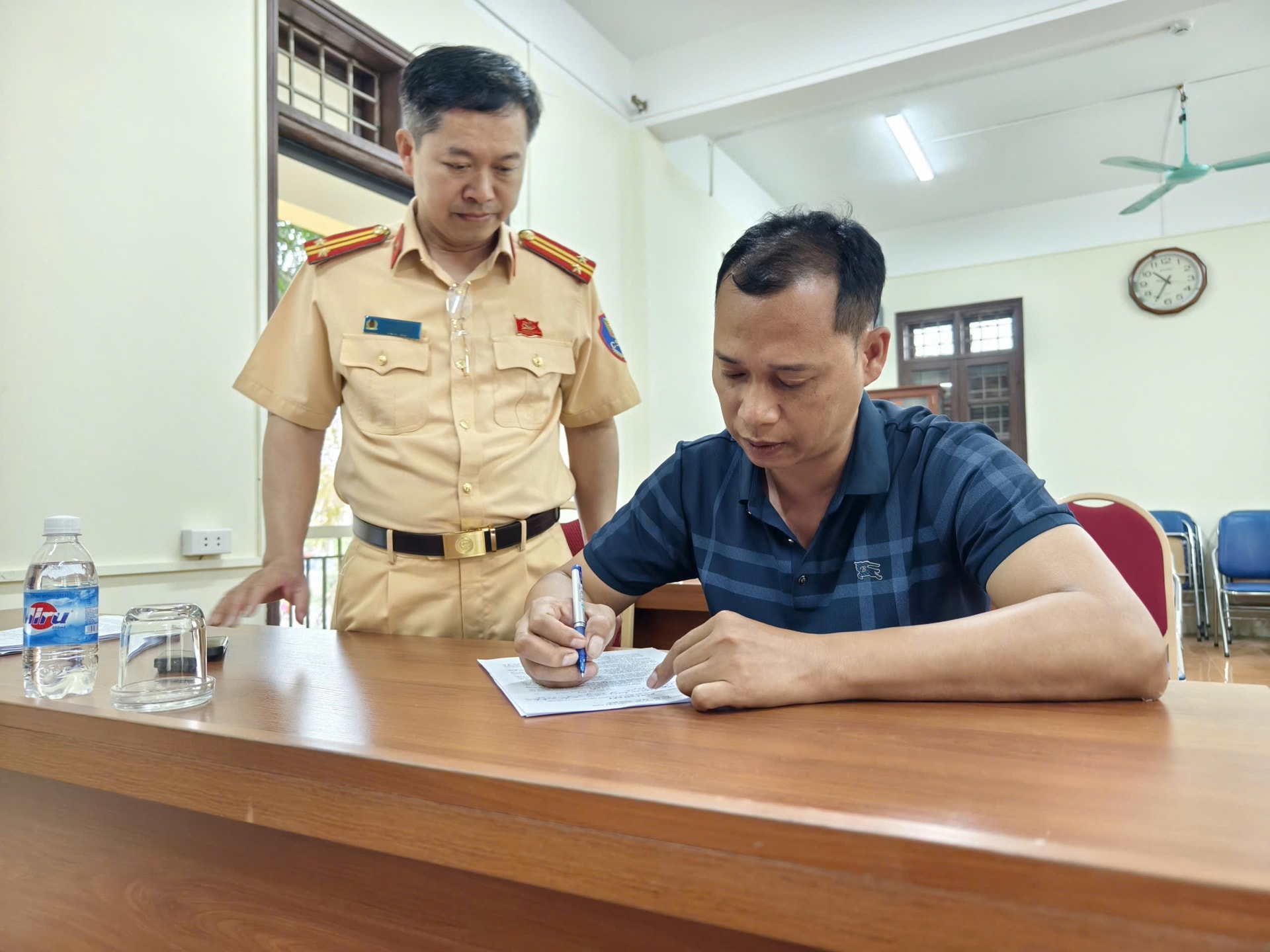 Các doanh nghiệp vận tải ký cam kết đảm bảo an toàn giao thông.