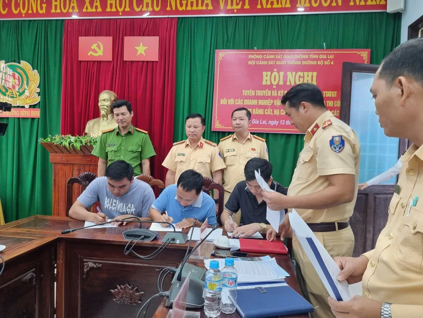 Các doanh nghiệp vận tải phục vụ dự án ký cam kết chấp hành nghiêm các quy định trong quá trình vận chuyển