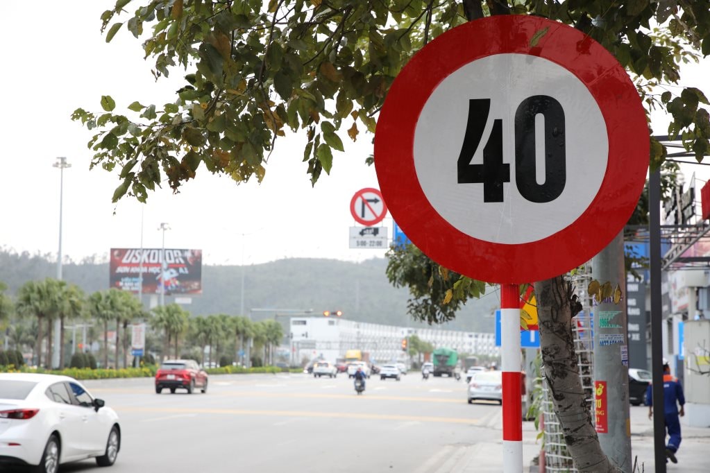 Các hệ thống biển báo và biển cấm ô tô tải đã được lắp đặt đồng bộ.