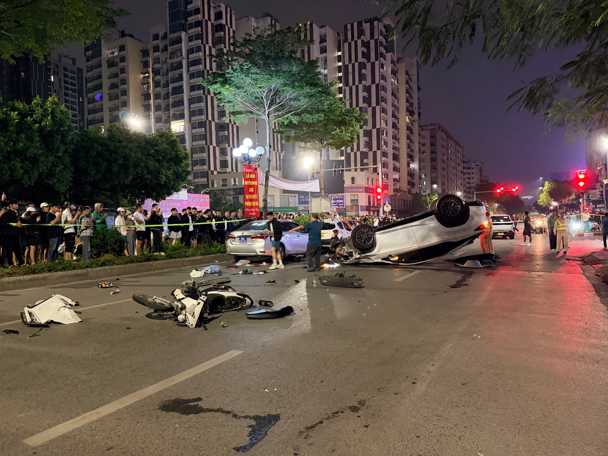 Các phương tiện đều hư hỏng nặng.