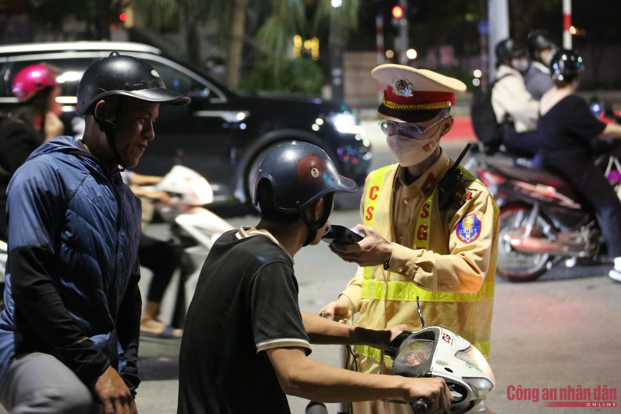 Cảnh sát kiểm tra nồng độ cồn một người đi xe máy.