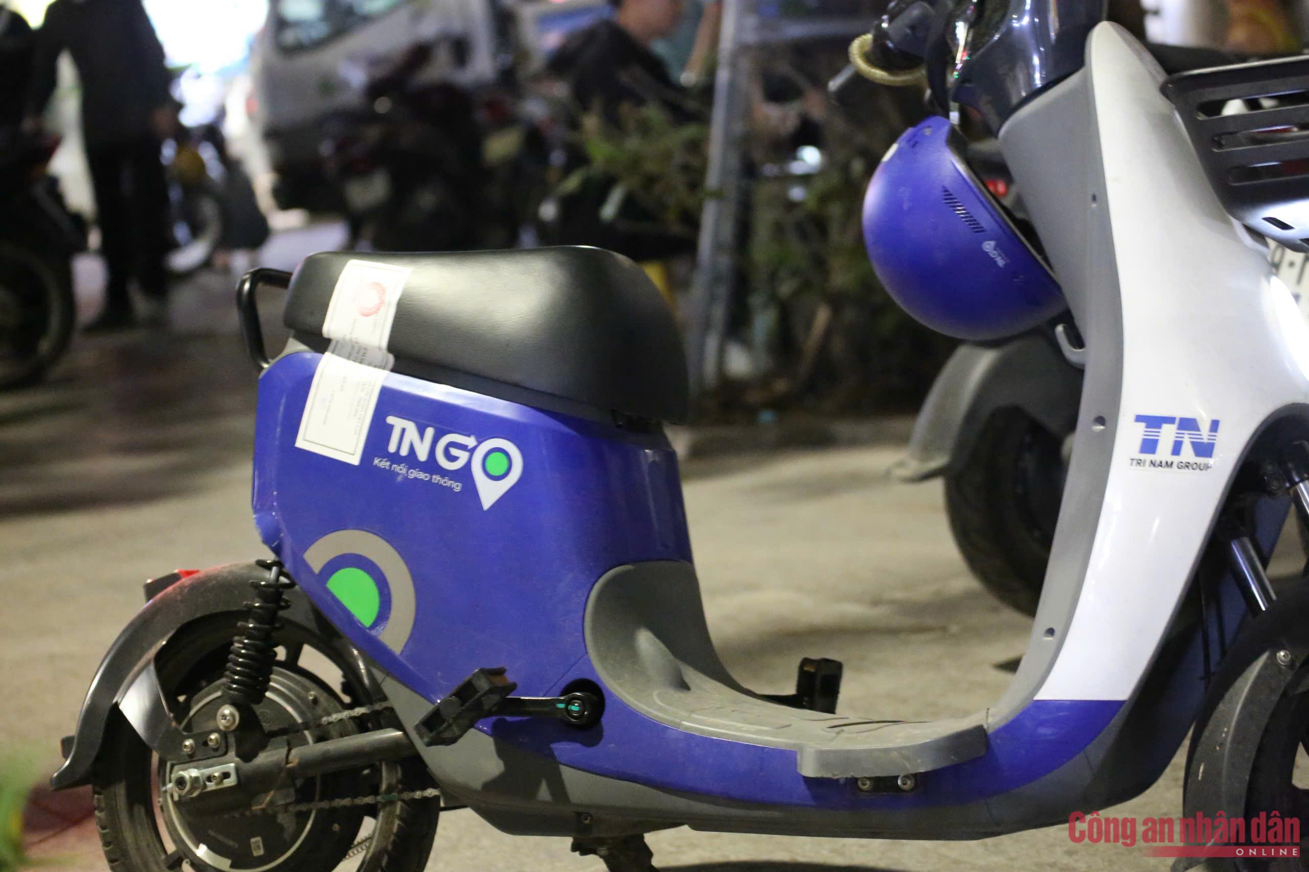 Chiếc xe đạp điện công cộng mà một người vi phạm thuê để sử dụng bị CSGT tạm giữ.