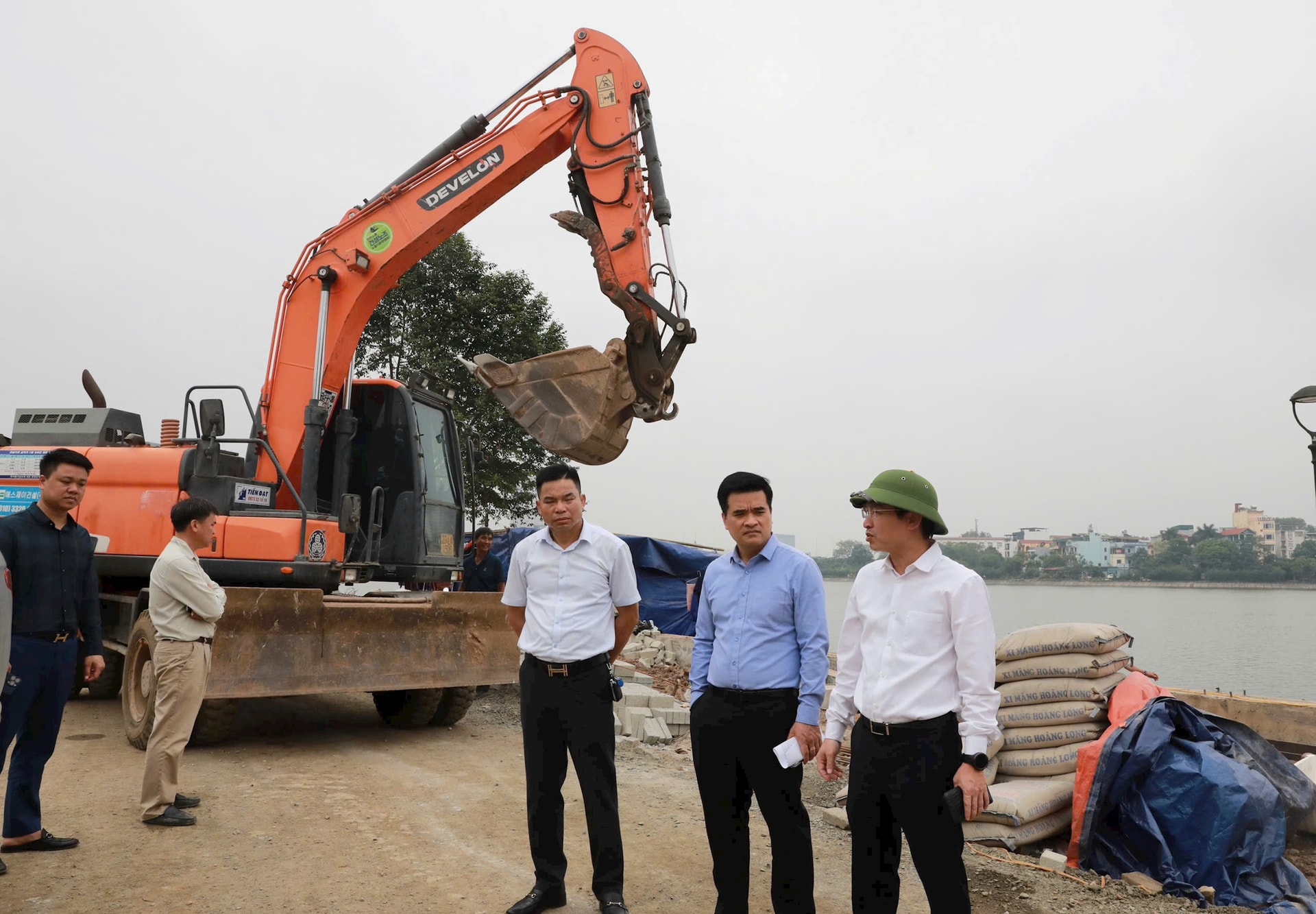 Chủ tịch UBND phường Nguyễn Anh Tuấn (đội mũ) và lãnh đạo Ban Quản lý dự án Đầu tư - Hạ tầng phường Hoàng Liệt đã tiến hành kiểm tra tiến độ dự án