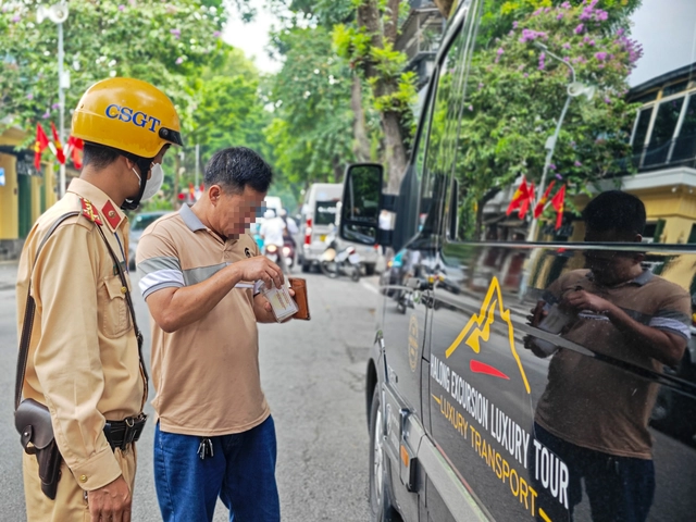 Từ ngày 16/3/, Công an Hà Nội tiếp nhận hồ sơ cấp văn bản chấp thuận cho xe tải, xe hợp đồng và một số phương tiện hoạt động trong khu vực hạn chế, yêu cầu tổ chức, cá nhân thực hiện đúng quy định.