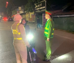 Công an xã Sơn Đông phối hợp Phòng Cảnh sát giao thông Công an tỉnh tổ chức tuần tra, kiểm soát, xử lý vi phạm trật tự an toàn giao thông trên địa bàn.