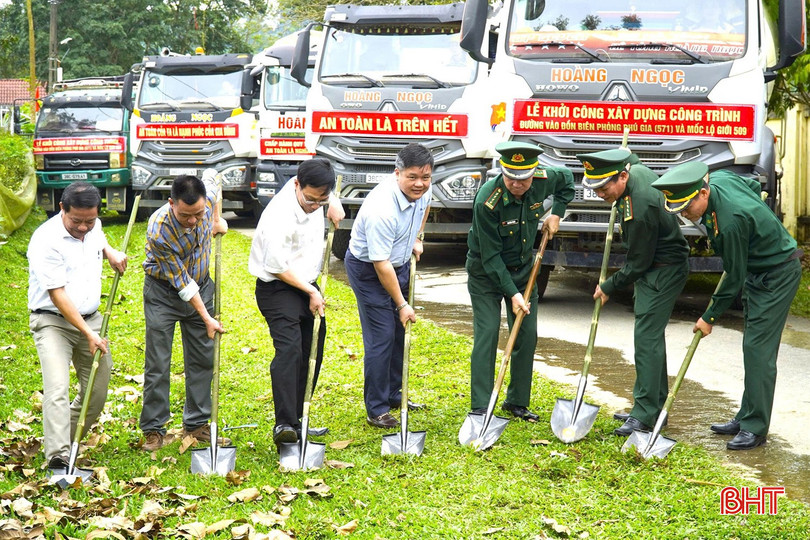 Đại biểu thực hiện nghi thức khởi công dự án