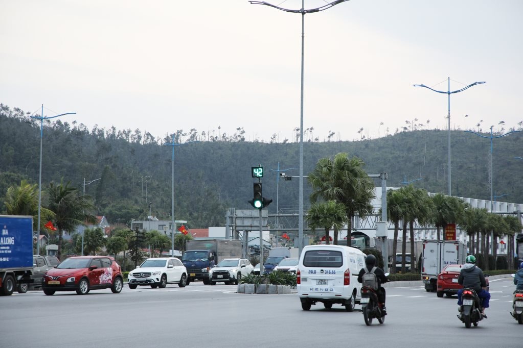 Đèn giao thông đếm ngược đã được thay thế rõ nét so với trước, giúp người điều khiển phương tiện dễ dàng quan sát, chủ động giảm tốc độ.