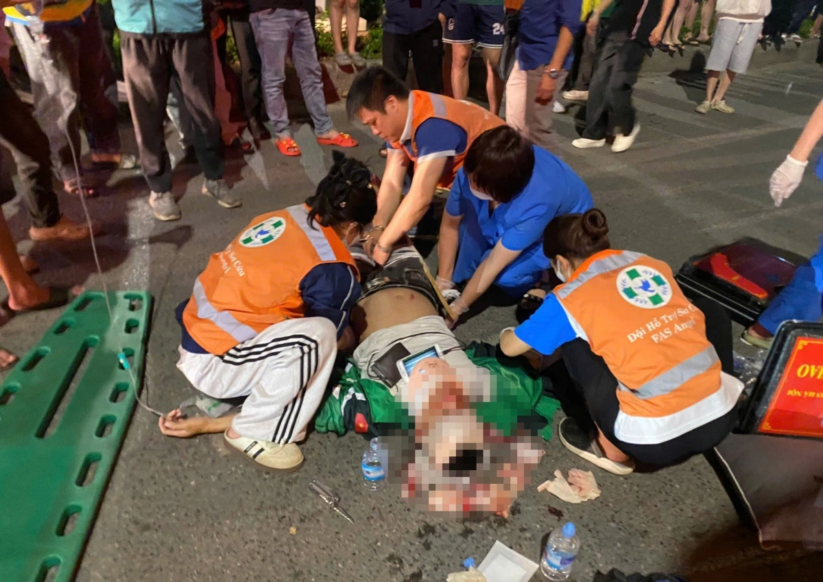 Đội hỗ trợ sơ cứu FAS Angel cùng lực lượng cấp cứu 115 đã có mặt và đang xử lý một trường hợp đa chấn thương.