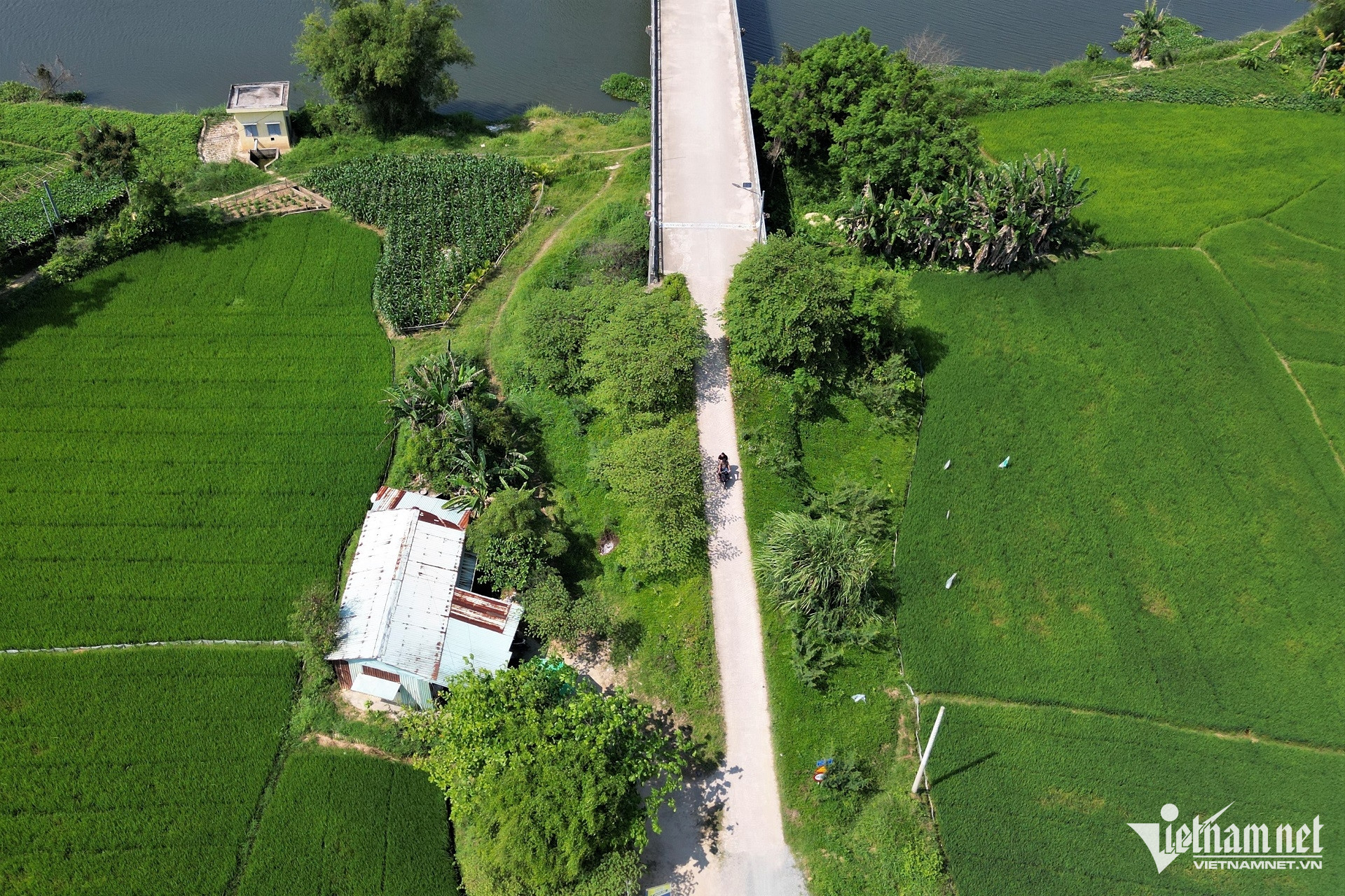 Đường dẫn tạm là con dốc dựng đứng, khiến việc chạy xe máy lên cầu tiềm ẩn nhiều rủi ro