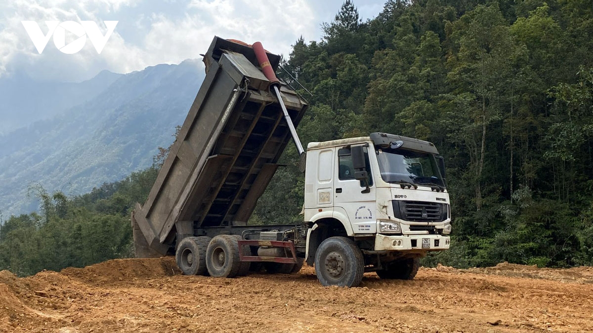 Giá nhiên liệu tăng cao đang thách thức các nhà thầu ở Lai Châu thi công dự án hợp đồng trọn gói