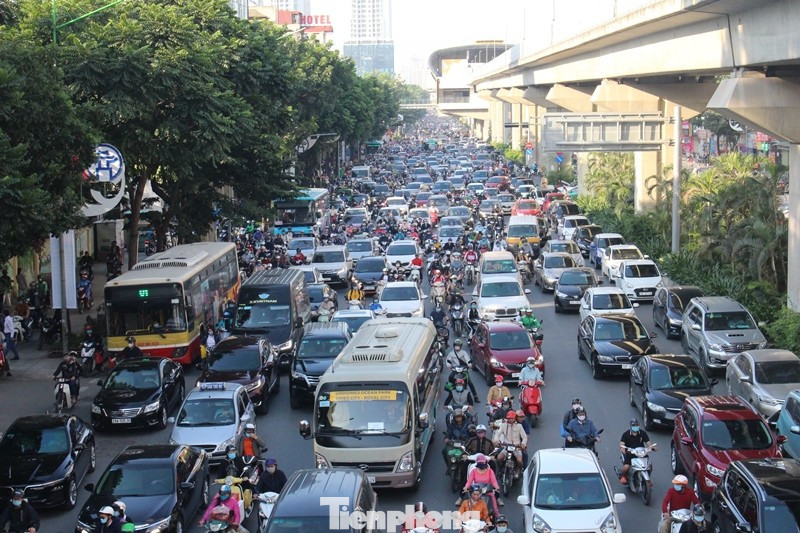 Giao thông trên đường Nguyễn Trãi giờ cao điểm.