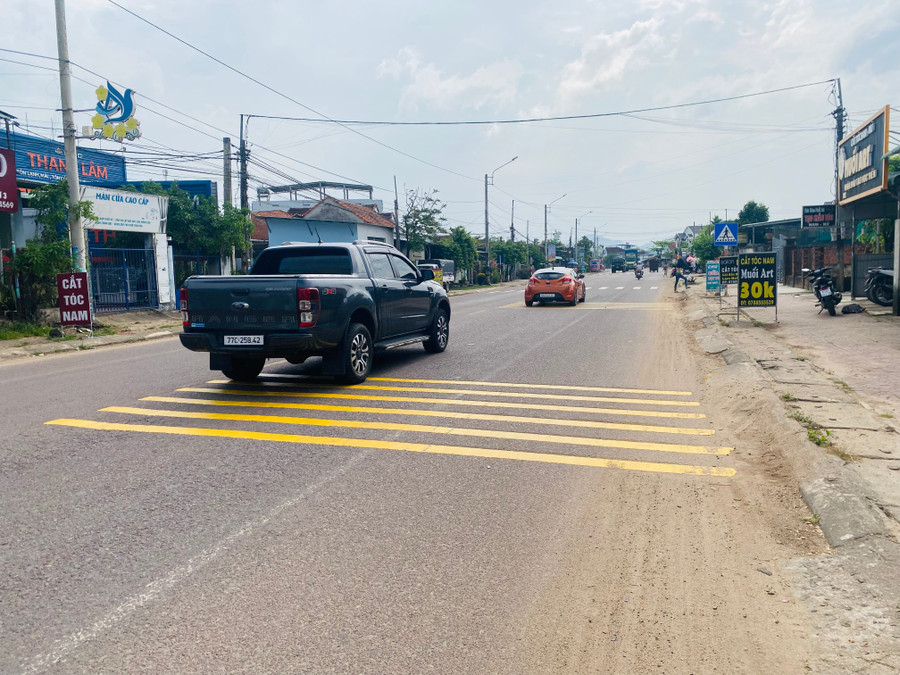 Gờ giảm tốc vừa được thi công trên Quốc lộ 19, đoạn qua trước Trường THPT số 3 An Nhơn (phường An Nhơn Nam, tỉnh Gia Lai). Ảnh- Nguyễn Chơn