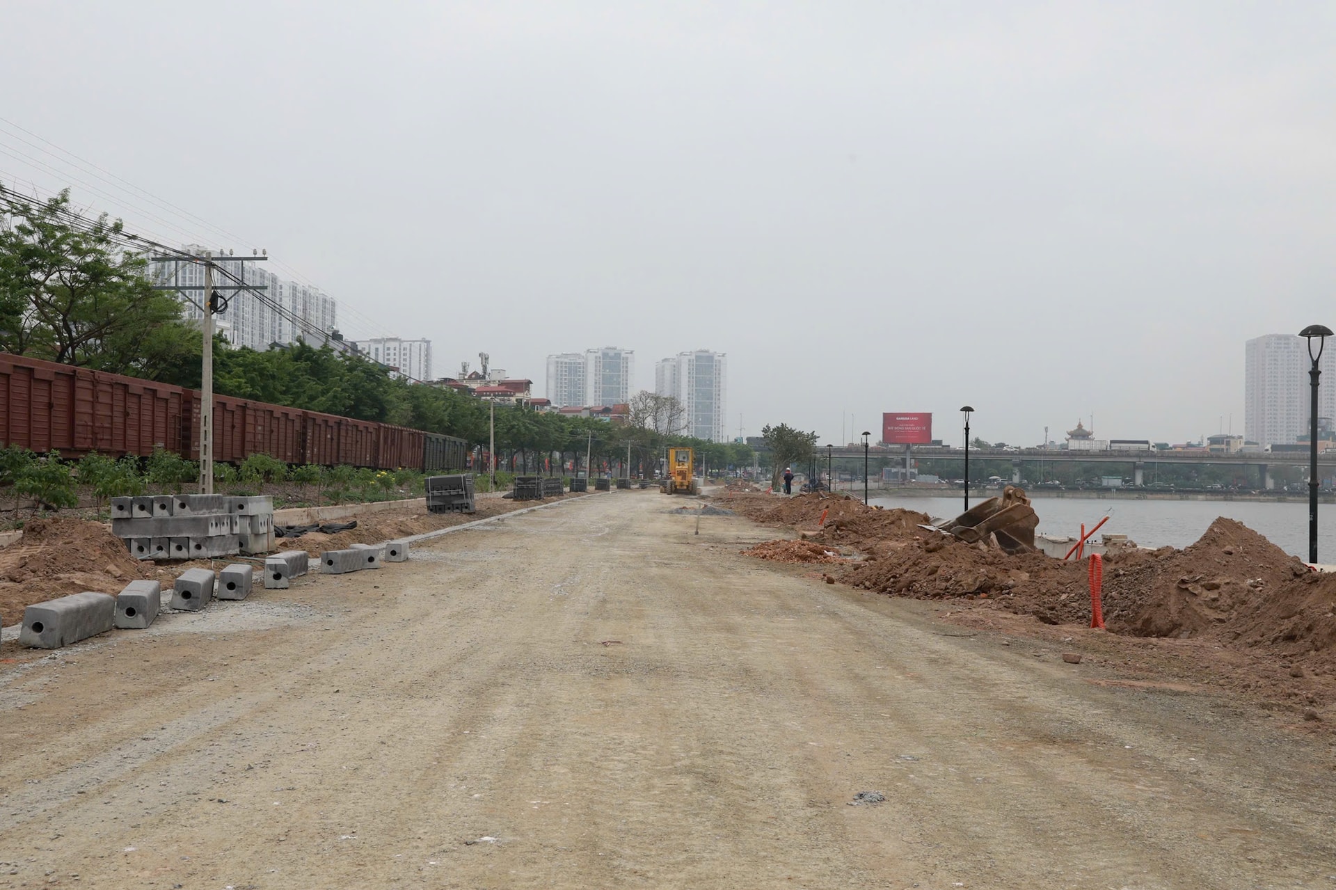 Hiện trạng tuyến đường giáp đường sắt Bắc - Nam và hồ Linh Đàm