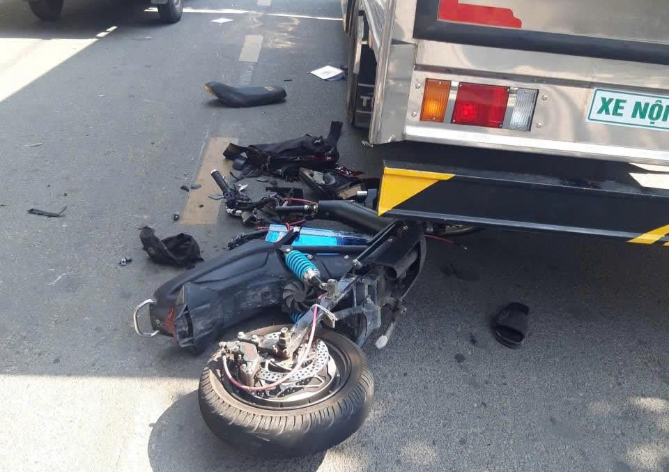 Hiện trường vụ tai nạn ở đường Huỳnh Thị Hai, phường Trung Mỹ Tây khiến một học sinh tử vong.