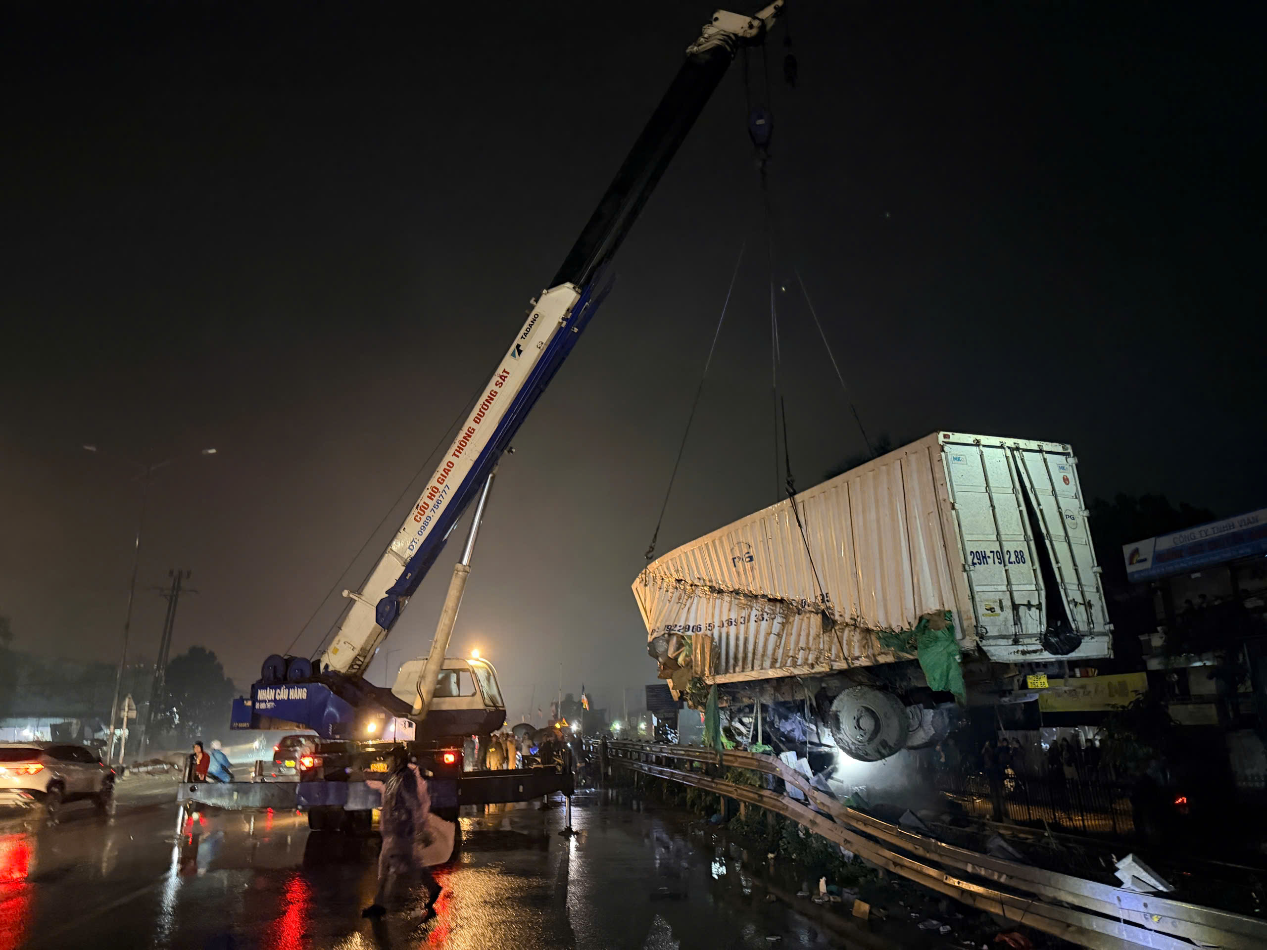 Hiện trường vụ va chạm giữa tàu hỏa và xe tải tại xã Ngọc Hồi, Hà Nội tối 25:2