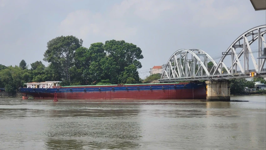 Hiện trường vụ va chạm giữa tàu và cầu Ghềnh