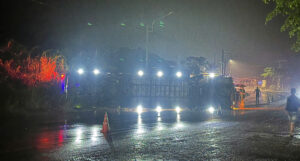 Hiện trường xe khách nằm lật trên quốc lộ 19