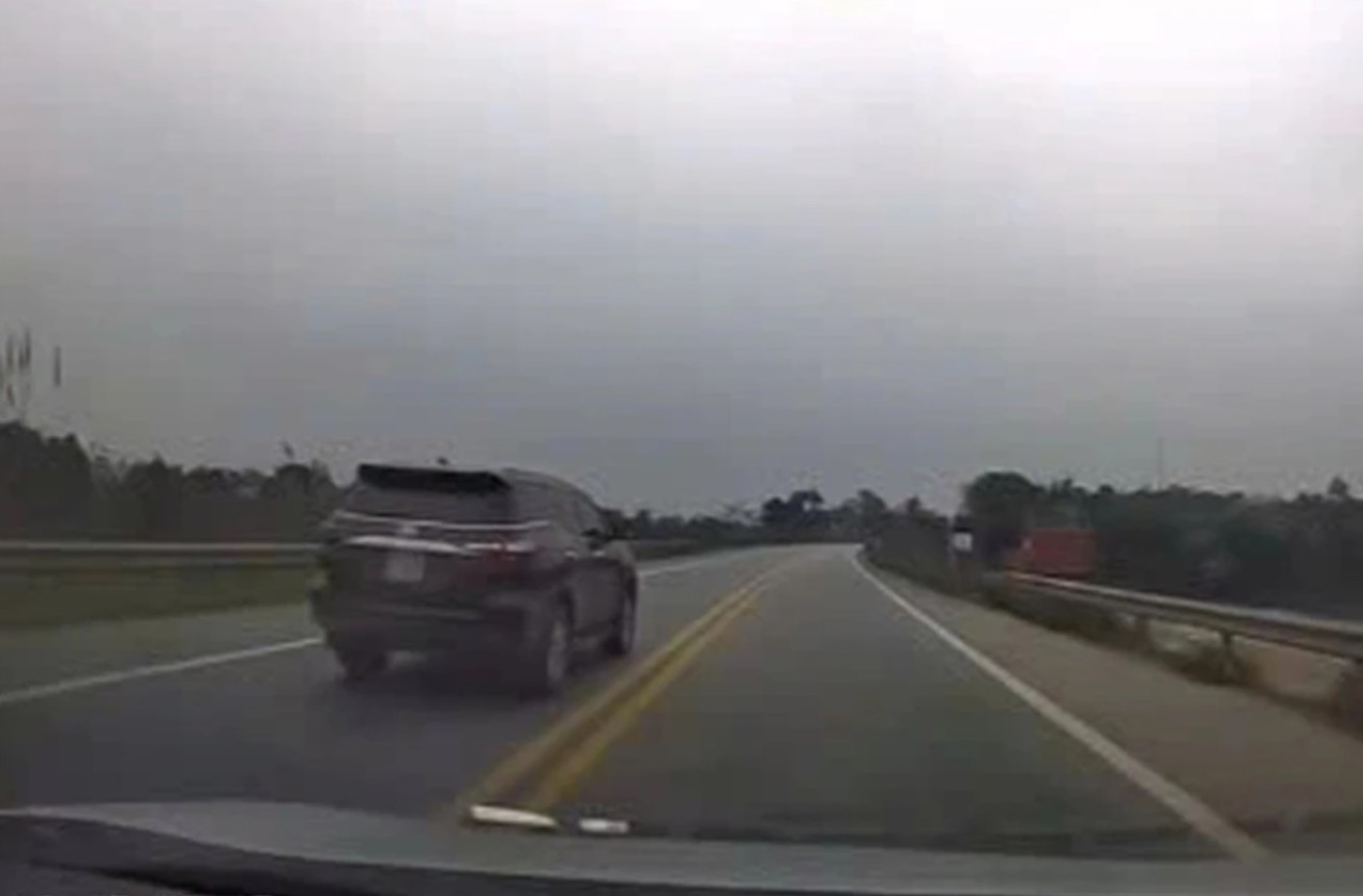 Hình ảnh chiếc ô tô biển xanh đi sai làn đường trên cao tốc Nội Bài - Lào Cai.