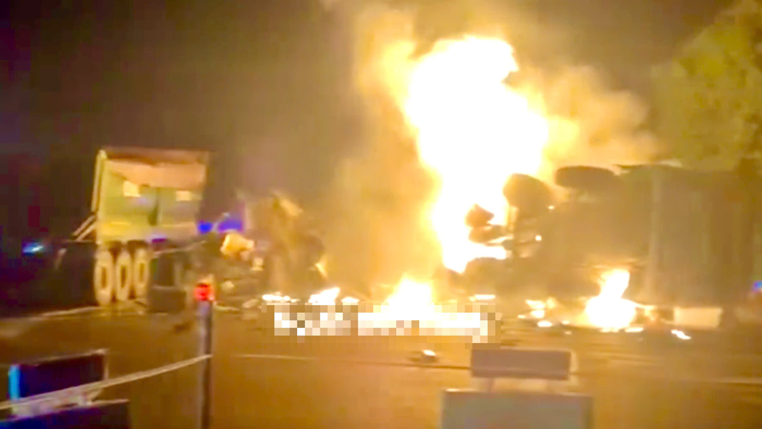 Hình ảnh hai phương tiện bốc cháy sau va chạm. Ảnh cắt từ clip