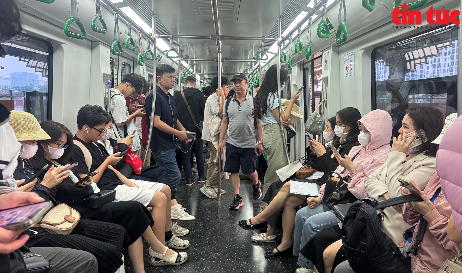 Hình ảnh hành khách đi tàu điện tuyến Cát Linh - Hà Đông