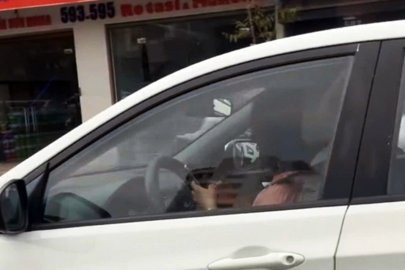 Hình ảnh nữ tài xế buông vô lăng dùng cả hai tay bấm điện thoại bị ghi lại