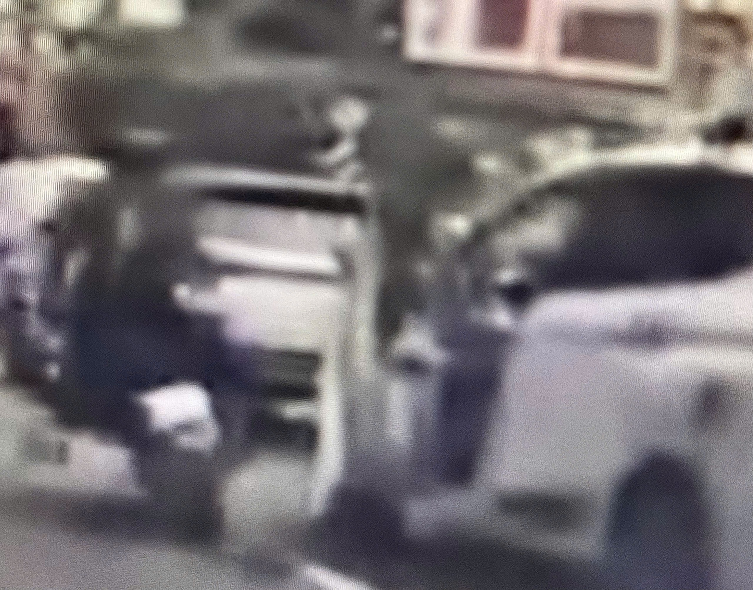 Hình ảnh ô tô mở cửa bất cẩn gây tai nạn.