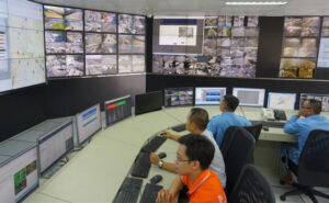 Kiểm soát tình hình lưu thông tại Trung tâm điều hành giao thông đô thị.