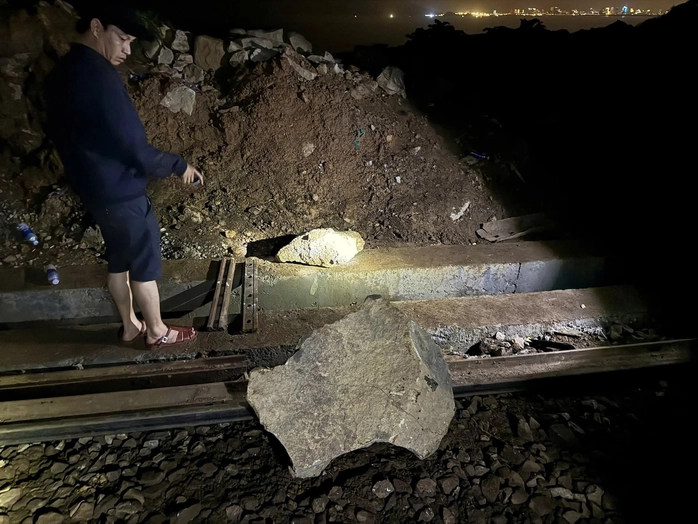 Liên tục xảy ra sự cố đá rơi làm hư hỏng ray đường sắt