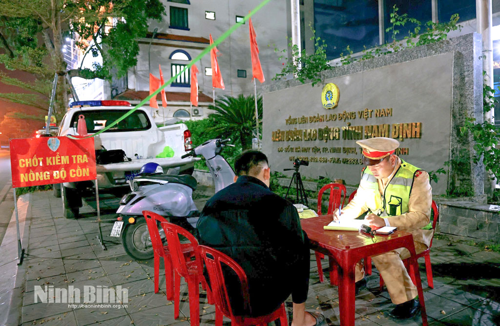 Lực lượng CSGT đẩy mạnh công tác kiểm tra nồng độ cồn, thi đua lập thành tích chào mừng cuộc bầu cử